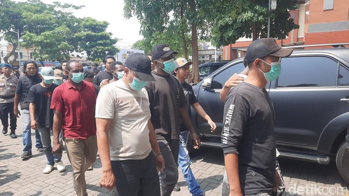 Penampakan para tersangka debt collector saat dibawa ke Polres Kudus, Rabu (14/10/2026).
