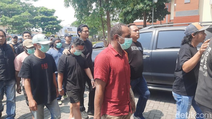 Penampakan para tersangka debt collector saat dibawa ke Polres Kudus, Rabu (14/10/2026).
