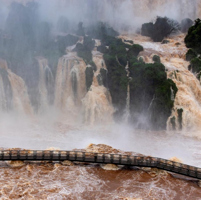 Debit Air Melonjak Ekstrem, Jalur Wisata Air Terjun Iguazu Ditutup