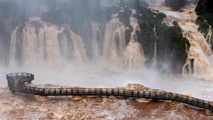 Debit Air Melonjak Ekstrem, Jalur Wisata Air Terjun Iguazu Ditutup