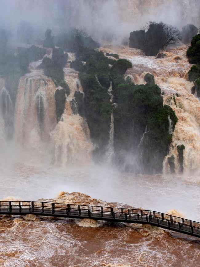 Debit Air Melonjak Ekstrem, Jalur Wisata Air Terjun Iguazu Ditutup