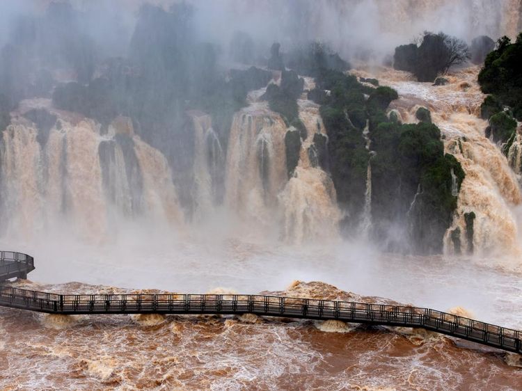 Debit Air Melonjak Ekstrem, Jalur Wisata Air Terjun Iguazu Ditutup