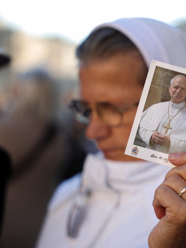 Doa untuk Kesembuhan Paus Leo XIV Menggema di Lapangan Santo Petrus