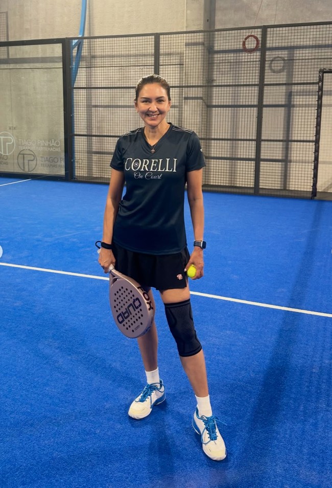 Donna tampil sporty padukan atasan kaos olahraga hitam dengan rok pendek senada. Ia juga mengenakan knee support dan sepasang sepatu olahraga berwarna putih dan biru.&nbsp;Foto: Instagram/@dagnesia
