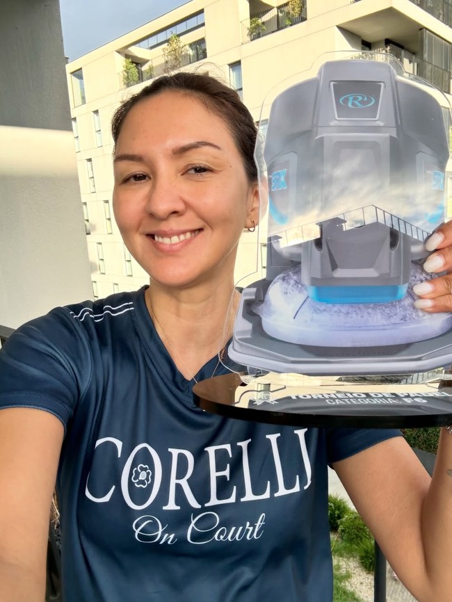 Gaya Sporty Donna Agnesia Ikut Turnamen Padel di Braga, Jadi Juara