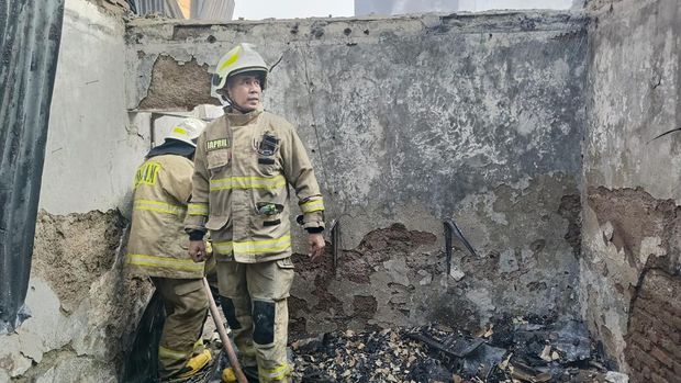 Dua orang tewas dalam insiden kebakaran permukiman di Penjaringan, Jakarta Utara (Jakut). Sebanyak 150 rumah hangus akibat kebakaran kemarin sore. (dok Damkar)