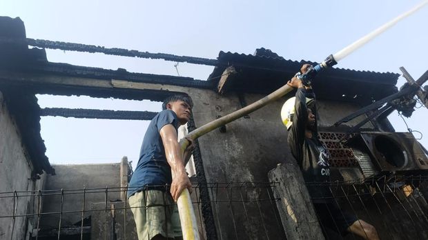 Dua orang tewas dalam insiden kebakaran permukiman di Penjaringan, Jakarta Utara (Jakut). Sebanyak 150 rumah hangus akibat kebakaran kemarin sore. (dok Damkar)