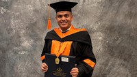 Ferdy Hasan mengucapkan terima kasih ke semua pihak, terkhusus anaknya sendiri. Terima kasih kepada Institut Pariwisata Trisakti, para dokter, terapis, dosen, dan teman-teman Fasha yang telah menerima, mendampingi, serta memberikan ruang yang aman bagi Fasha untuk belajar dan berkembang. Fasha, kami bangga bukan hanya karena gelar yang engkau raih, tetapi juga karena perjalanan panjang yang telah engkau lalui. Terima kasih telah mengajarkan kami arti kesabaran, keteguhan hati, dan rasa syukur yang sesungguhnya, tulisnya. (Foto: dok Instagram ferdyhasan)