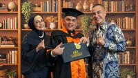 Ferdy Hasan mengatakan Fasha lulus kuliah dan resmi menyandang gelar Sarjana Terapan Pariwisata. Alhamdulillah, wa syukrillah. Hari ini menjadi salah satu momen paling berharga dan mengharukan bagi kami sebagai orang tua. Fasha akhirnya berhasil meraih gelar Sarjana Terapan Pariwisata dari Institut Pariwisata Trisakti, tulisnya dilihat di Instagram, Kamis (15/10/2026). 9Foto: dok Instagram ferdyhasan)