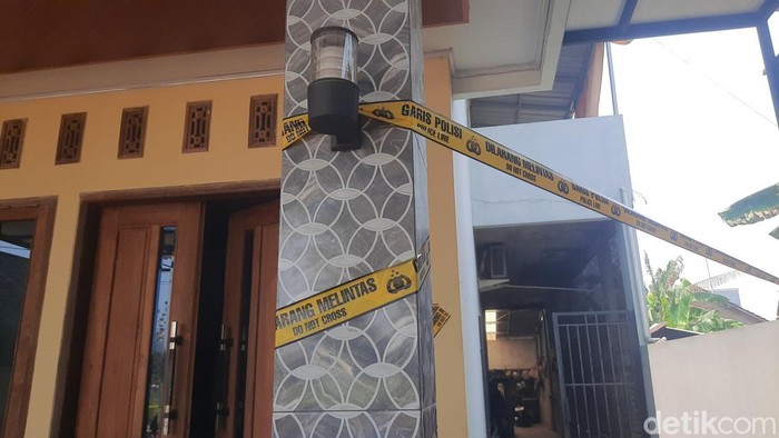 Garis polisi dipasang di rumah korban debt collector yang bentrok di Desa Jepang Kecamatan Mejobo, Kudus, Rabu (14/10/2026).