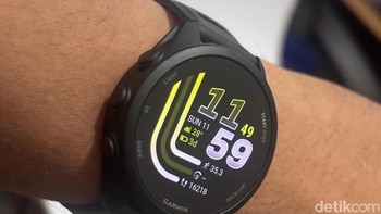 Bagi pengguna yang ingin memahami performa secara lebih mendalam, Garmin menyematkan sejumlah metrik latihan premium seperti Training Readiness, Training Status, serta Wrist-Based Running Power dan Running Dynamics. Foto: Agus Tri Haryanto/detikINET