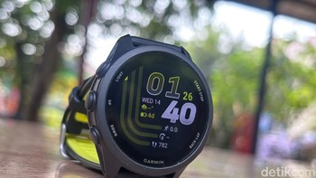 Tampilan tampak depan Forerunner 170 mengusung layar AMOLED 1,2 inci dengan dukungan layar sentuh serta lima tombol fisik khas Garmin yang memudahkan navigasi saat berolahraga. Foto: Agus Tri Haryanto/detikINET