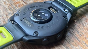 Bagian belakang jam ada identitas perangkat, sensor, dan untuk mengisi daya. Foto: Agus Tri Haryanto/detikINET