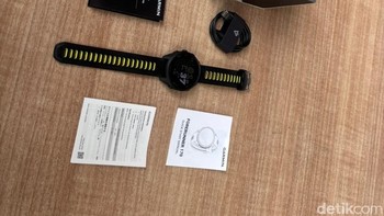 Rincian isi paket pembelian Garmin Forerunner 170 Music yang dibanderol Rp6,5 jutaan. Foto: Agus Tri Haryanto/detikINET