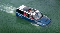 Kemampuan menerjang air maksimalnya 800 mm. Mobil ini juga punya mode mengapung darurat yang memungkinkannya melaju di atas air dengan kecepatan hingga 7 km/jam (4,3 mph) selama maksimal 40 menit. Foto: Geely