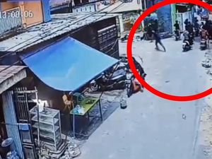 Video Rekaman CCTV Aksi Geng Motor Serang Warga Pakai Busur-Petasan di Makassar