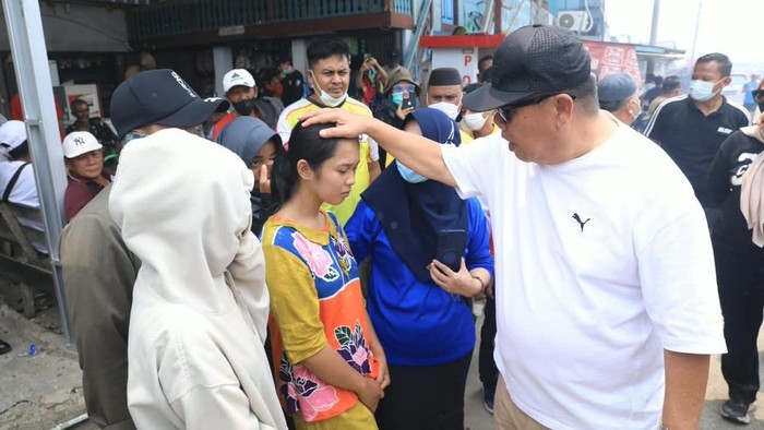 Gubernur Hidayat saat meninjau pengungsi pada Minggu (11/10).
