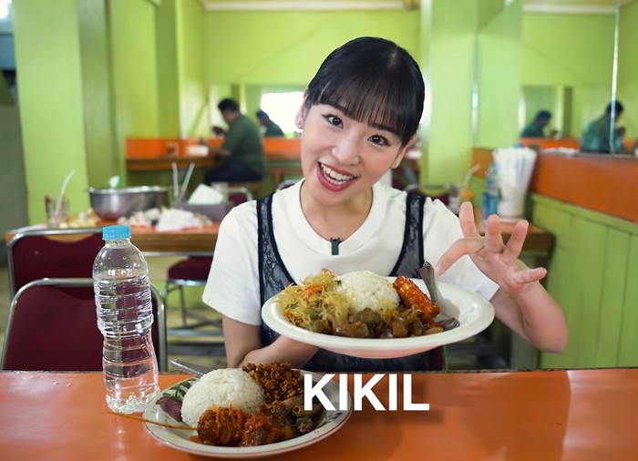 Haruka Eks JKT48 mukbang di warteg 2 porsi