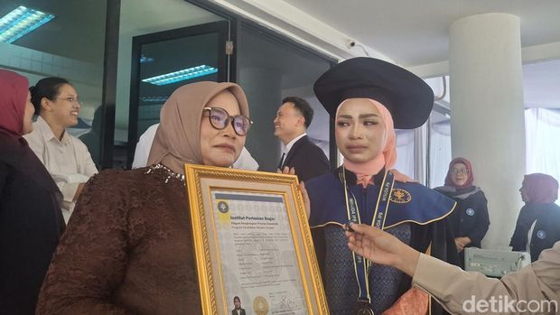Indah Permata Maha Sari Maha, alumni SMA Unggulan CT ARSA Foundation Sidikalang meraih gelar lulusan terbaik di Sekolah Vokasi IPB.  (M Sholihin/detikcom)