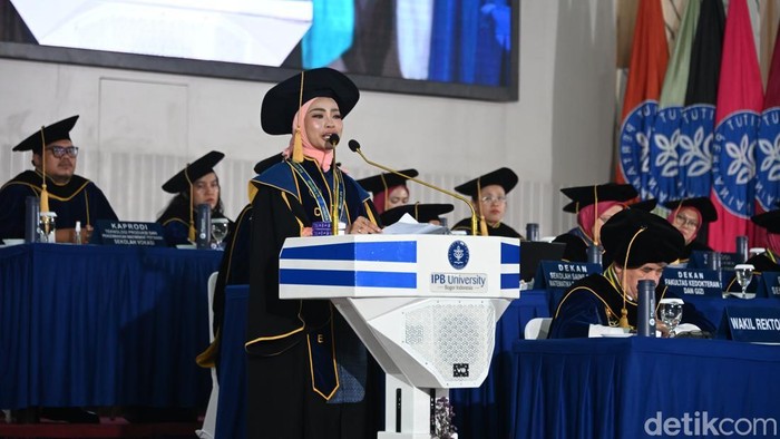 Indah Permata Maha Sari menceritakan tekadnya masuk SMA Unggulan CT ARSA Foundation Sidikalang hingga meraih gelar wisudawan terbaik di Sekolah Voqkasi IPB. (Sholihin/detikcom)