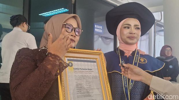 Indah Permata Maha Sari menceritakan tekadnya masuk SMA Unggulan CT ARSA Foundation Sidikalang hingga meraih gelar wisudawan terbaik di Sekolah Voqkasi IPB. (Sholihin/detikcom) Indah Permata Maha Sari menceritakan tekadnya masuk SMA Unggulan CT ARSA Foundation Sidikalang hingga meraih gelar wisudawan terbaik di Sekolah Voqkasi IPB. (Sholihin/detikcom)