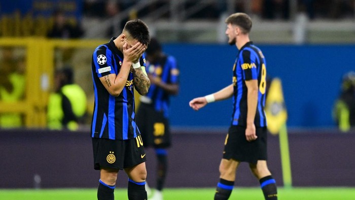 Soccer Football - UEFA Champions League - Inter Milan v Club Brugge - San Siro, Milan, Italy - October 13, 2026 Inter Milans Lautaro Martinez looks dejected after Club Brugges Romeo Vermant scores their fourth goal REUTERS/Daniele Mascolo