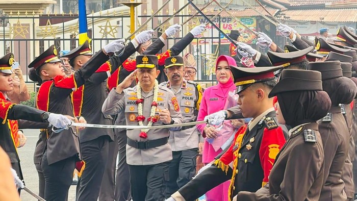 Irjen Widodo disambut pedang pora saat tiba di Polda Jambi