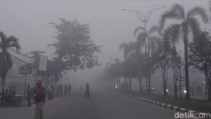 Kondisi fog dan smoke menyelimuti Kota Pangkalan Kerinci pagi tadi pukul 06.30 WIB.
