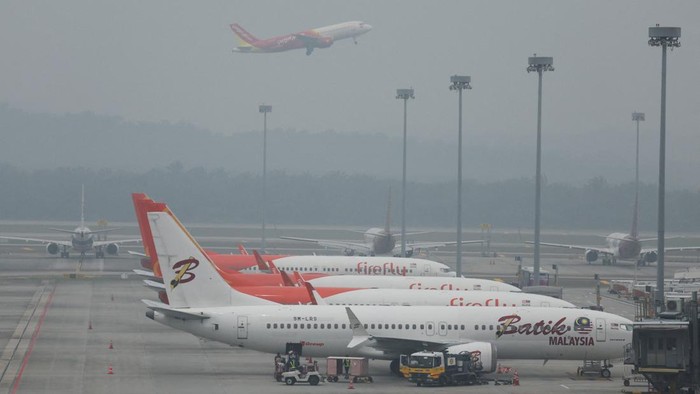Kabut Asap Karhutla Indonesia Ganggu Penerbangan di Malaysia Aircraft are parked on the haze-shrouded tarmac at Kuala Lumpur International Airport in Sepang, Malaysia, October 14, 2026. REUTERS/Hasnoor Hussain