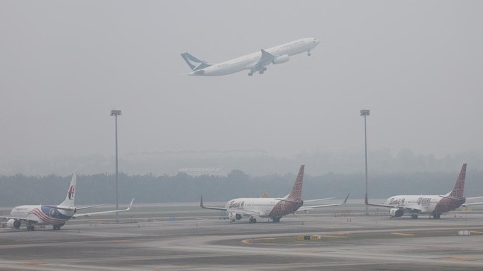 Kabut Asap Karhutla Indonesia Ganggu Penerbangan di Malaysia Aircraft are parked on the haze-shrouded tarmac at Kuala Lumpur International Airport in Sepang, Malaysia, October 14, 2026. REUTERS/Hasnoor Hussain