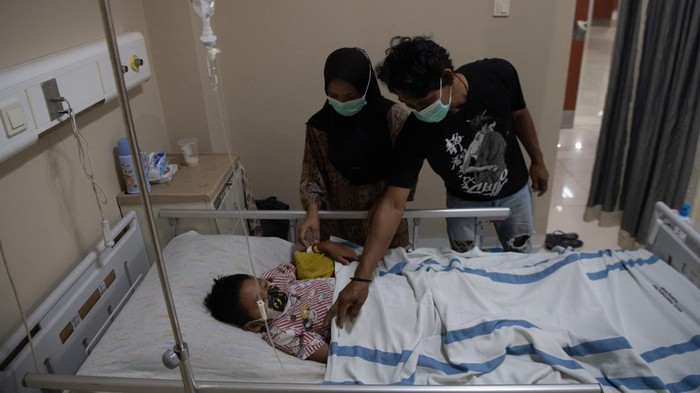 Orang tua dari pasien anak penderita infeksi saluran pernapasan akut (ISPA) menunggu anaknya yang menjalani perawatan di Rumah Sakit Umum Daerah (RSUD) BARI Palembang, Sumatera Selatan, Selasa (13/10/2026). Rumah Sakit Umum Daerah (RSUD) BARI Palembang mencatat pada periode 1-7 Oktober  telah merawat pasien penderita infeksi saluran pernapasan akut (ISPA) sebanyak 36 pasien dengan mayoritas pasien merupakan anak-anak sedangkan temuan kasus ISPA yang ditemukan Dinas Kesehatan (Dinkes) Kota Palembang Palembang  sebanyak 6.296 kasus selama periode 1-12 Oktober  dengan kasus harian mencapai 636 kasus.  ANTARA FOTO/Nova Wahyudi/nz
