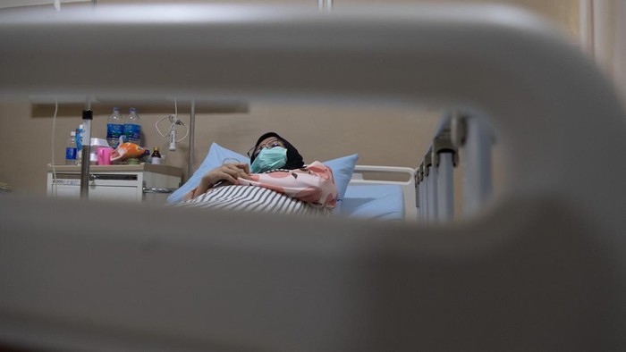 Orang tua dari pasien anak penderita infeksi saluran pernapasan akut (ISPA) menunggu anaknya yang menjalani perawatan di Rumah Sakit Umum Daerah (RSUD) BARI Palembang, Sumatera Selatan, Selasa (13/10/2026). Rumah Sakit Umum Daerah (RSUD) BARI Palembang mencatat pada periode 1-7 Oktober  telah merawat pasien penderita infeksi saluran pernapasan akut (ISPA) sebanyak 36 pasien dengan mayoritas pasien merupakan anak-anak sedangkan temuan kasus ISPA yang ditemukan Dinas Kesehatan (Dinkes) Kota Palembang Palembang  sebanyak 6.296 kasus selama periode 1-12 Oktober  dengan kasus harian mencapai 636 kasus.  ANTARA FOTO/Nova Wahyudi/nz