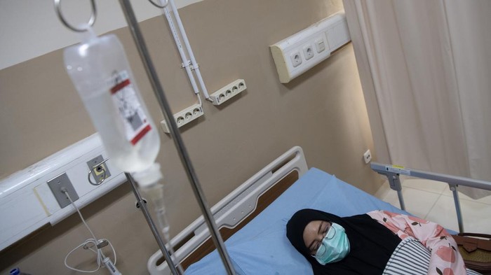 Orang tua dari pasien anak penderita infeksi saluran pernapasan akut (ISPA) menunggu anaknya yang menjalani perawatan di Rumah Sakit Umum Daerah (RSUD) BARI Palembang, Sumatera Selatan, Selasa (13/10/2026). Rumah Sakit Umum Daerah (RSUD) BARI Palembang mencatat pada periode 1-7 Oktober  telah merawat pasien penderita infeksi saluran pernapasan akut (ISPA) sebanyak 36 pasien dengan mayoritas pasien merupakan anak-anak sedangkan temuan kasus ISPA yang ditemukan Dinas Kesehatan (Dinkes) Kota Palembang Palembang  sebanyak 6.296 kasus selama periode 1-12 Oktober  dengan kasus harian mencapai 636 kasus.  ANTARA FOTO/Nova Wahyudi/nz