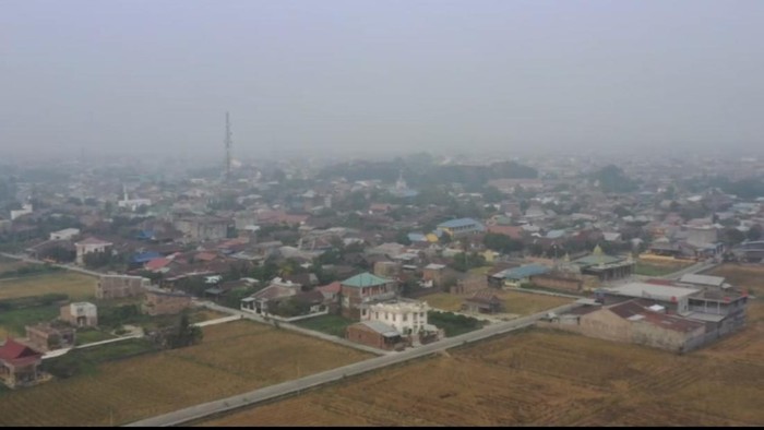 Kabut asap mengepung Pinrang hingga memicu kualitas udara memburuk.