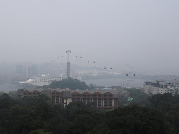 Kabut Asap Selimuti Singapura, Kapal hingga Kereta Gantung Tersamar