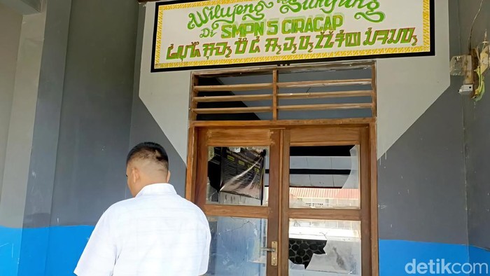 Kaca di SMP Negeri 5 Ciracap, Kabupaten Sukabumi, yang dipecahkan pada Rabu (14/10/2026)