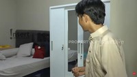 Dari 3 kamar di rumah tersebut, ada kamar Fajar yang sudah diisi perabotan juga, terdiri dari kasur dan lemari. Di dalamnya juga sudah tersedia kamar mandi dalam. Fajar sudah pindah ke rumah tersebut pada akhir September dan membuat syukuran akhir pekan lalu yang dihadiri oleh keluarga, teman, tetangga, dan media. Foto: Tangkapan layar YouTube/Insert Live