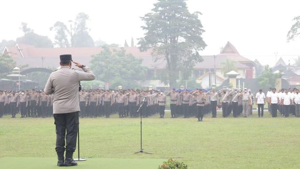 Kapolda Riau Irjen Arman Achdiat memimpin apel perdana di Mapolda Riau, Kota Pekanbaru, Rabu (14/10/2026).