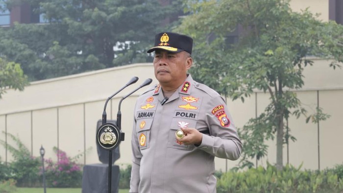 Kapolda Riau Irjen Arman Achdiat memimpin apel perdana di Mapolda Riau, Kota Pekanbaru, Rabu (14/10/2026).