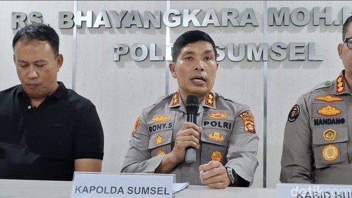 Kapolda Sumsel Irjen Rony Samtana saat memberikan penjelasan kericuhan di depan Polda Sumsel.