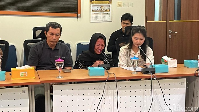 Ibu Winda Lorenza (tengah) menangis saat RDP di DPRD Sumut.