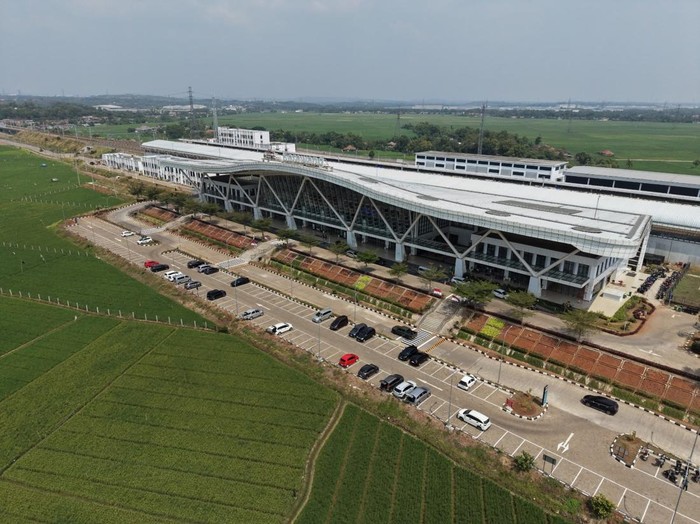 PT Kereta Cepat Indonesia China (KCIC) terus memperkuat konektivitas menuju Stasiun Whoosh Karawang dengan mengembangkan dua akses baru dari kawasan Trans Heksa Karawang dan Deltamas. Kedua akses tersebut saat ini masih dalam tahap konstruksi dan diharapkan mempermudah mobilitas masyarakat menuju stasiun.