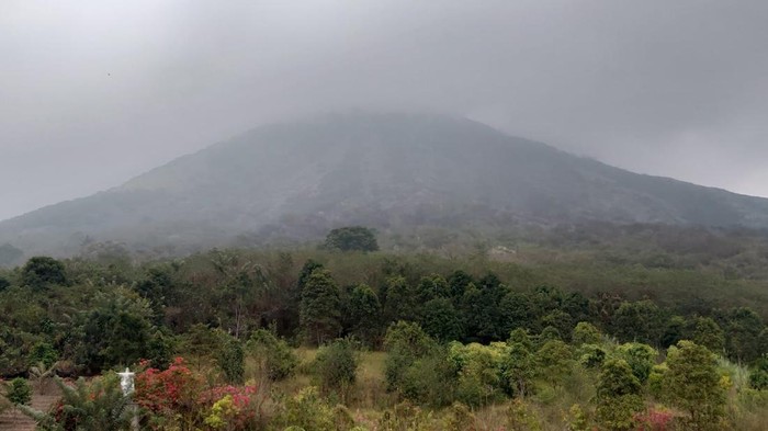 Kebakaran di Gunung Lokon Tomohon.