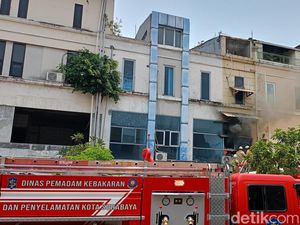 Kantor Notaris di Ngagel Surabaya Terbakar Hebat