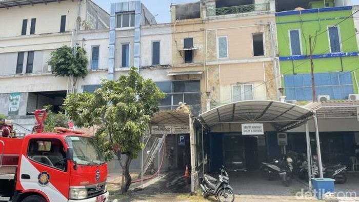 Kebakaran kantor notaris di Surabaya