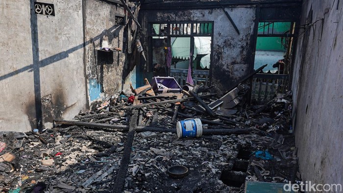 Kebakaran melanda kawasan permukiman warga di Jalan Kertajaya IV, Penjaringan, Jakarta Utara, Selasa (13/10/2026). Peristiwa tersebut menghanguskan sekitar 150 rumah dan berdampak pada kurang lebih 500 jiwa dari 200 keluarga. Kebakaran ini juga menel