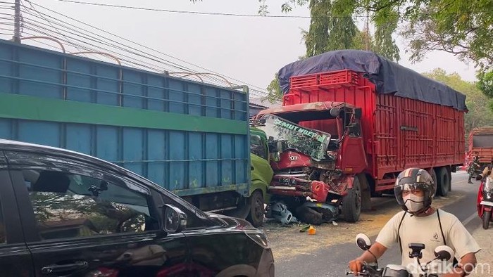 Kecelakaan beruntun di Jalan Ahmad Yani, Parepare, melibatkan tiga truk dan dua sepeda motor.