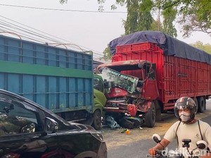Video: Detik-detik Truk Rem Blong Tabrak Truk hingga Motor Terjepit di Parepare