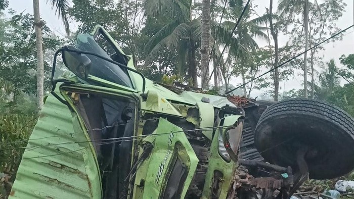 Truk tronton yang mengalami kecelakaan beruntun di Jalan Raya Candirejo-Bejen, Kabupaten Temanggung, Rabu (14/10/2026).