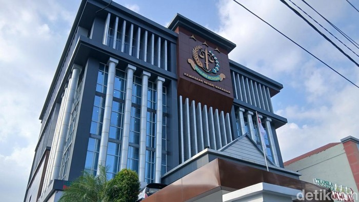Kejari Makassar hentikan kasus dugaan jual beli jabatan Kepsek SD dan SMP karena minim bukti.